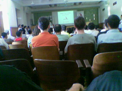 Auditório com o povo assistindo as palestras