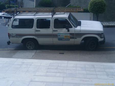 Carro da Net parado em frente ao prédio